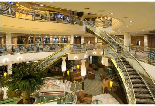 Vista del elegante Atrium del barco, realizado en Mármol